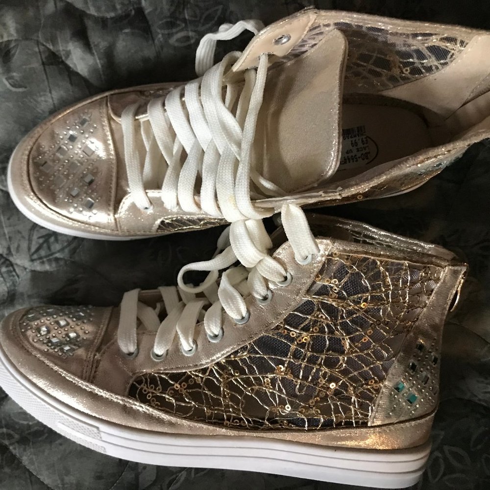 NWOT Gold Lace net Shoes